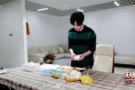 王一博给妈妈做柚子鸡怎么回事 王一博做柚子鸡是什么节目图片