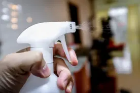 办公室里喷酒精，真的燃起来了！注意，安全第一图片