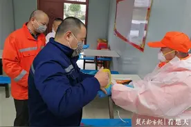 “爸爸你放心，我把外公外婆和妈妈都照顾得很好。”图片