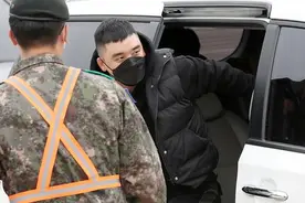 胜利正式入伍：一见媒体就鞠躬 案件被移送军事法庭图片