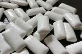 咀嚼口香糖时，不小心咽下去了，会造成怎样后果？图片
