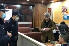 在虹桥镇“韩国街”，4个韩国人深夜在店里撸串，我们这样提醒……图片