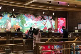 听闻迪士尼小镇重开，粉丝第一时间赶来，迪士尼世界商店顾客不多，但每个人都买了不少图片