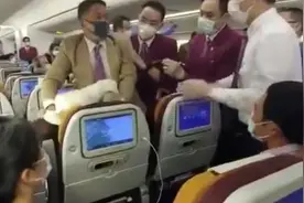 中国女乘客机上失控，向乘务员咳嗽视频封面