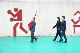 不一样的升旗仪式，一样的爱国情图片