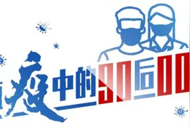 00后穿雨衣当防护服，拉父亲一起做志愿者，免费为社区运菜代购图片