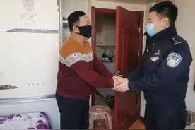 身份证与驾照号码不符异地被扣 民警协助顺利回鞍图片