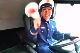 一线护士@义乌消防，“想坐消防车”；后面的楼，好像有点跑歪了……图片