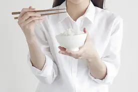 “七分饱”可延寿？科学家揭示节食抗衰的新型分子机制图片