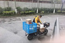 快递小哥陆续进小区投件了，你家小区如何了？图片