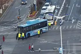 23秒丨公交车遇故障停在路中间，威海交警化身“大力水手”及时推车保畅通视频封面