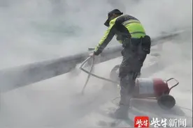 司机高速上随手丢烟头，不料被风吹回，结果悲剧了…….图片