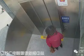 阿姨被困电梯，竟淡定玩起了魔方！被救出后的一句话让民警服气图片