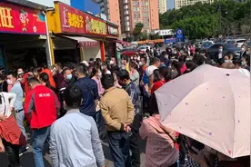 深圳一沃尔玛超市卖飞天茅台酒，市民扎堆聚集抢购，街道办已介入视频封面