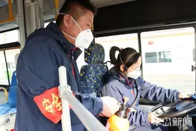 公交夫妻开同一辆车战“疫”每天只有半小时“二人世界”图片