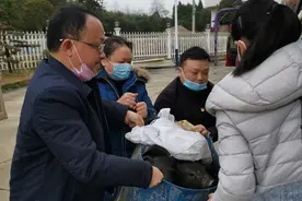 “扶贫猪”乐了贫困户图片