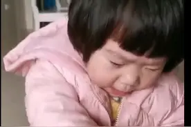 哭笑不得！小萌娃激动地指着羊喊“爸爸”……图片