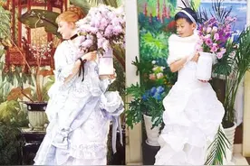 戏精附体小学生cos名画上热搜，9岁男孩穿上妈妈的婚纱，变成“丁香花束”女郎图片