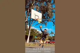 周杰伦户外打篮球秀上篮技巧 戴墨镜扮酷耍帅图片