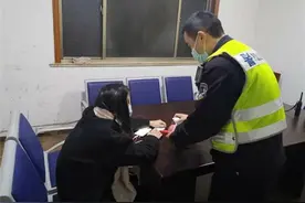 患病女孩离家出走 民警劝导安全返家图片