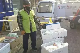 “暖心书记”王明君：自备小推车给居民送米面油 桌下放泡沫箱给志愿者暖脚图片