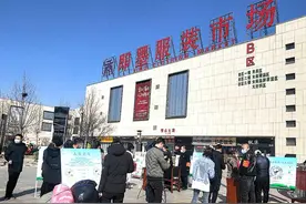 即墨服装市场开市复工 许多商户转战线上经营图片