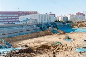 扬尘污染防控曝光台：“快乐星球”拍摄基地破拆作业扬尘严重图片