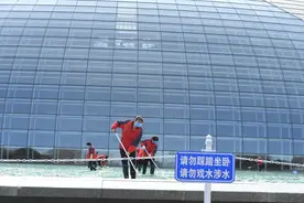 国家大剧院水下廊道清洁，重现碧波荡漾图片