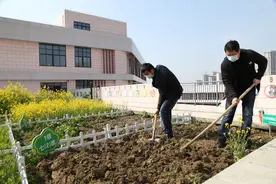 合肥：党员教师阳光农场翻土备课等待学生播种希望图片