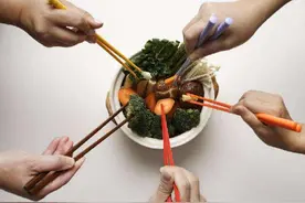 用自己的筷子给别人夹菜？医生：这样的热情暗藏危害图片