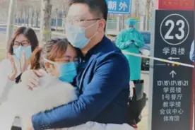 医生走出隔离区男友求婚，当天直接领证