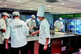 连锁快餐店主厨：9个人，通宵给医院做了1800份早餐图片