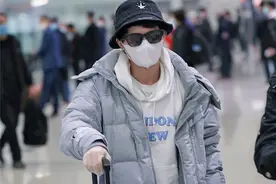 周深戴渔夫帽穿卫衣 对镜歪头卖萌少年感十足图片