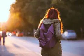 深圳一大学女生瞒着父母独自游遍13国，回国发热被隔离，学校给了记过处分图片