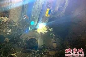 凌晨偶遇三轮翻车，80后小伙爱心救助图片