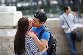 墨西哥情侣街头热吻 沉浸爱河旁若无人图片
