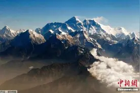 尼泊尔取消签发珠峰春季登山许可证图片