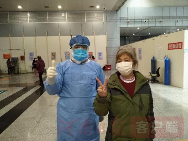 武汉直击｜在方舱医院，他是这样治疗患者心理创伤的