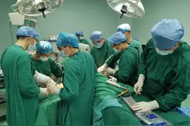 东莞男子掉进搅拌机多处骨折：“我以为我右手没了”图片