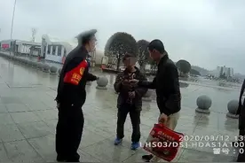邵阳一男子携2.5升米酒坐高铁被拦，出站豪饮半瓶醉倒候车室图片