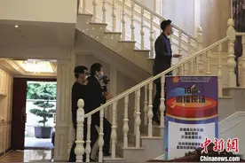 重庆法官首次网络“带货”司法拍卖 观众“云看房”线上成交独栋别墅图片