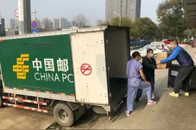 上门揽收，免费寄递！中国邮政为援鄂医疗队提供免费寄递服务图片