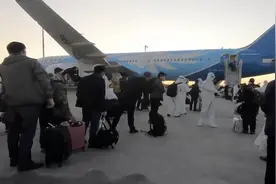 小伙滞留伊朗被包机接回：不管身在何处，祖国都能把我们带回家视频封面