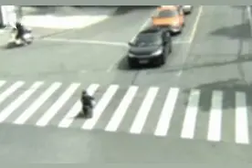 4岁女孩骑童车过马路，已一年内第三次走失图片