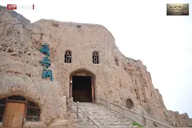 “藏兵洞”中，黄明昊带领队员玩密室逃脱图片