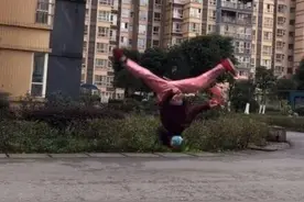 “提剑扔垃圾女侠”火了，98后峨眉派大师姐自认：可能我圆了大家的武侠梦，所以收获了喜爱图片