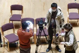 观众席空无一人，上海交响乐团的演出仍在继续图片