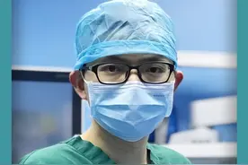 实拍！90后插管医生与病毒面对面搏斗10小时！全身湿透图片