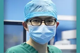 实拍！90后插管医生与病毒面对面搏斗10小时！全身湿透图片