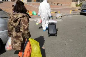 送康复患者回家，途经自家楼下，6岁女儿哭着喊爸爸图片